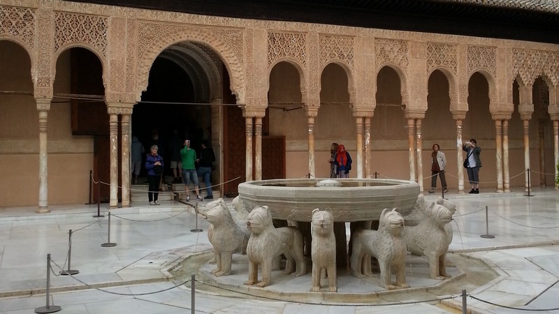 Löwenhof mit dem Löwenbrunnen in Alhambra, Granada, Foto: marokko.com